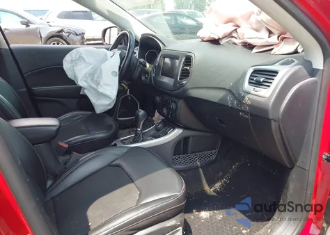 2020 Jeep Compass Latitude 4X4 z USA, uszkodzony, nr VIN 3C4NJDBBXLT129847